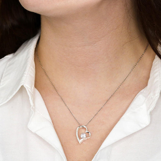 Rozenbox met een hartketting voor je schat