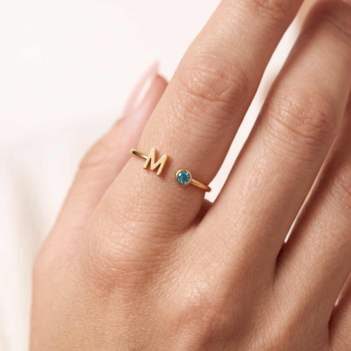 LEYA Geboortesteen ring met initiaal