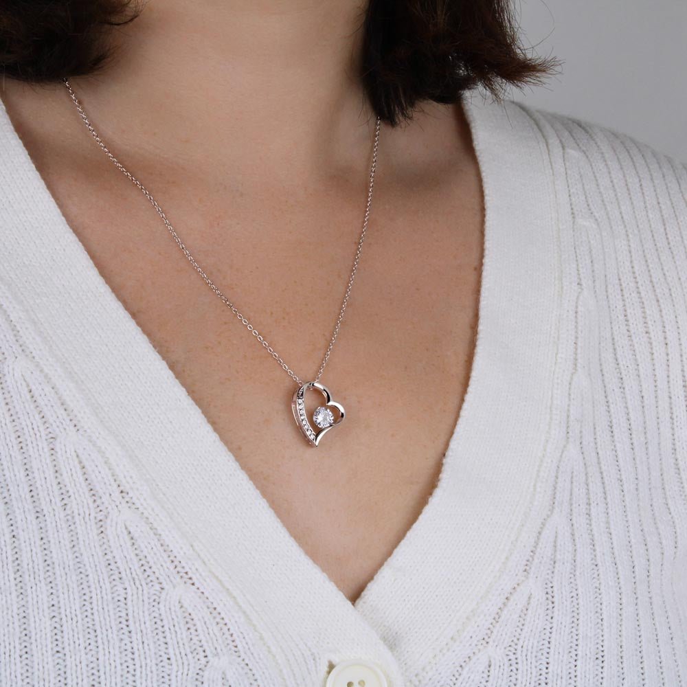 Rozenbox met een hartketting voor je schat